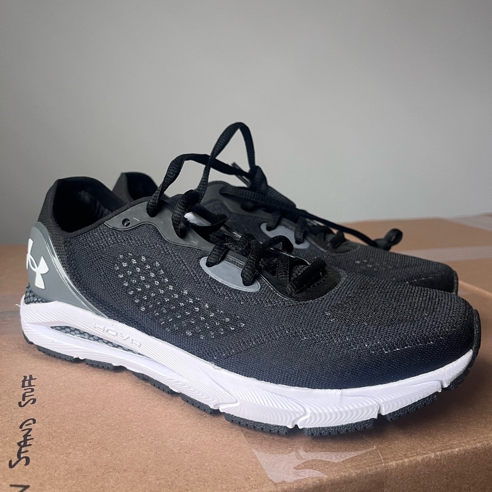 Brand new, never worn, women’s under armor sneaker.